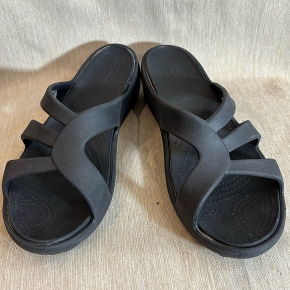 CROCS Sz 9 Sanrah Lightweight Cross Strap Low Platform Slip On Slides - Picture 1 of 8